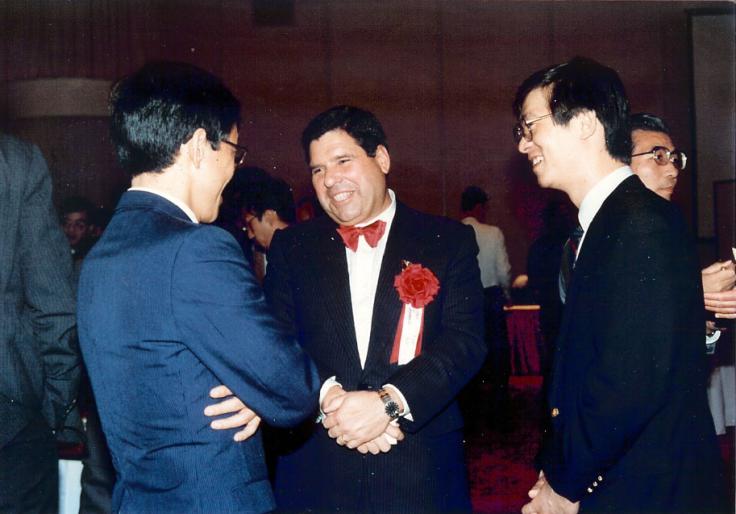 1987-9年当時海外の企業トップの企業投資説明会等終了後のレセプション。背を見せているのが佐々木賢治。場所は帝国ホテル